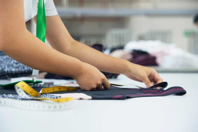 So sánh sản phẩm với mẫu thiết kế trong quá trình kiểm hàng