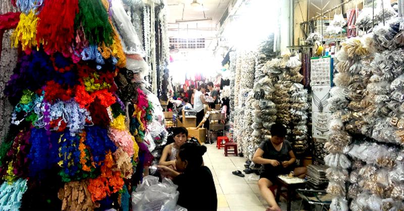 Cửa hàng phụ liệu may mặc trong chợ Đại Quang Minh
