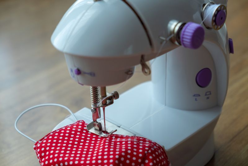 Máy may mini là một vật dụng phổ biến hiện nay trong các gia đình