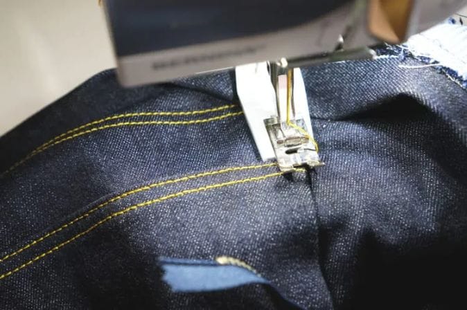 Bóp hai bên sườn quần để thu ống