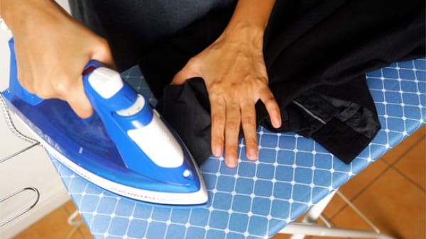 Nới rộng quần vải bằng bàn ủi