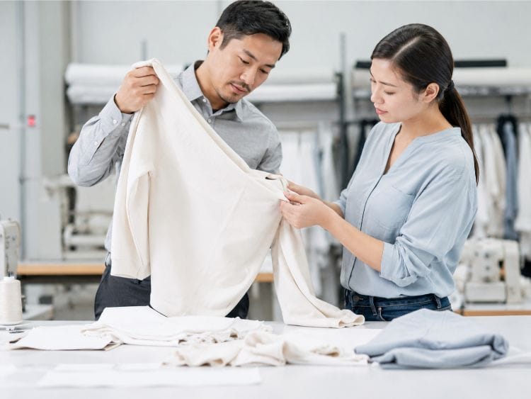 Kiểm hàng may mặc giúp phát hiện lỗi trước khi sản phẩm được nhập kho hoặc giao cho khách