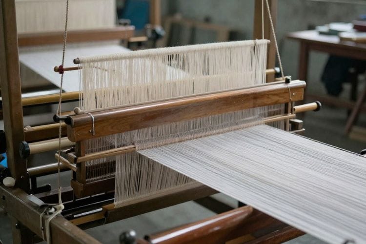 Máy dệt thoi truyền thống dệt sợi ngang qua sợi dọc bằng thoi