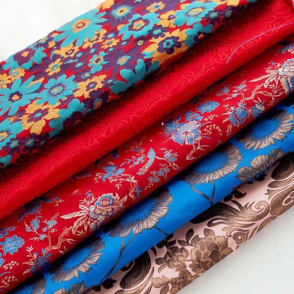 Nên quan sát kỹ hoa văn của vải gấm