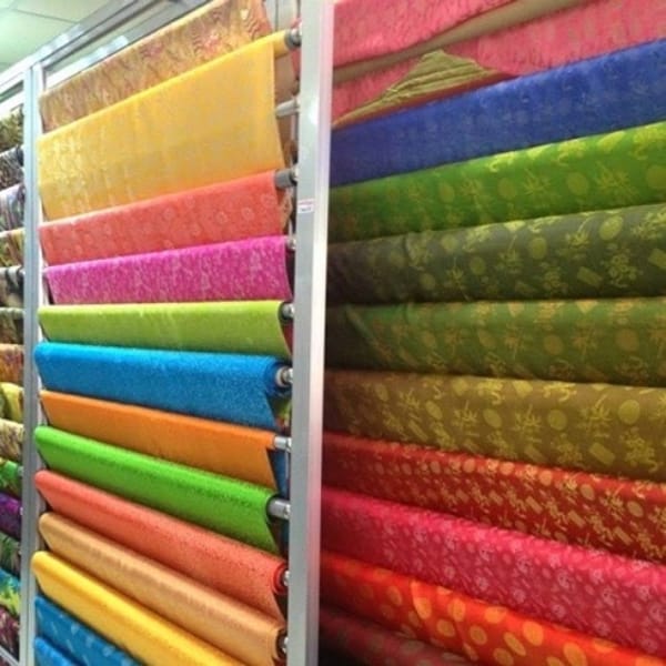 Tại sao vải tại chợ Phú Thọ Hoà lại rẻ?