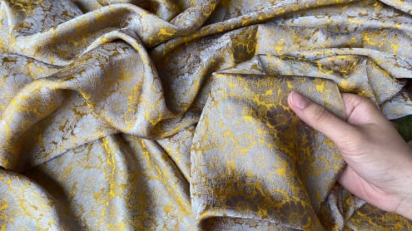 Những câu hỏi thường gặp xoay quanh chủ đề “Vải gấm may gì đẹp”